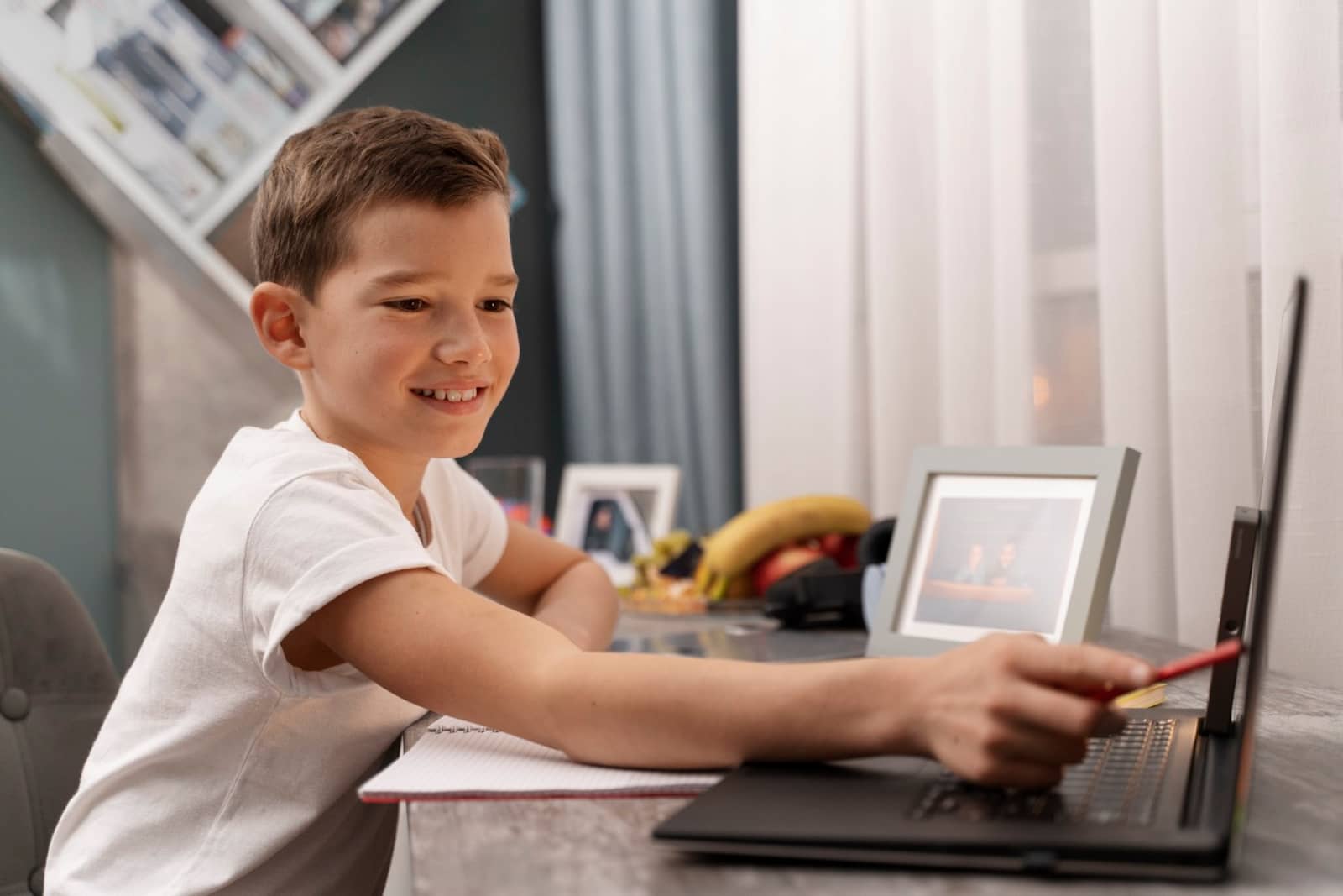 kid-playing-his-room.jpg